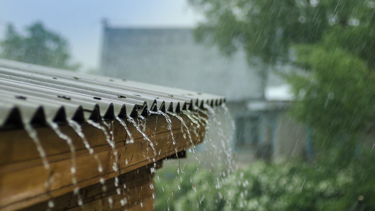 Cómo proteger una casa de cob contra la lluvia